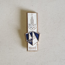 Значок СССР Олимпиада 1980, парусник, винтажный дизайн, советский спорт, исторический и редкий.. Картинка 1